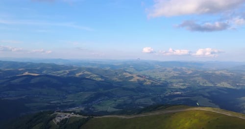 Fallschirme fliegen im Hochgebirge