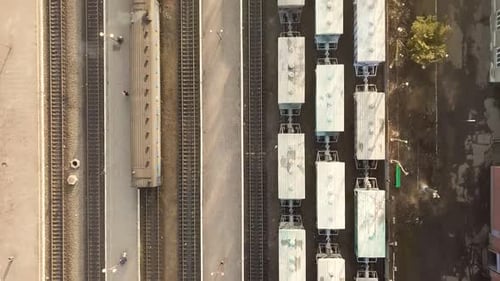 Vue aérienne de haut en bas de nombreux wagons de marchandises sur les voies ferrées.