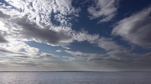 Fragments de nuages nets et brillants au-dessus du lac