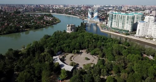 Russioa, paysage urbain de Krasnodar et fleuve Kouban depuis la vue aérienne
