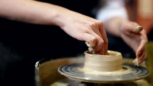 Gros plan des mains Potter Wheel Pot Pottery