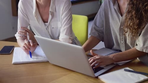 Des étudiantes méconnaissables discutent d'un nouveau projet dans une bibliothèque en gros plan