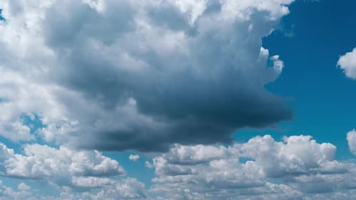 Timelapse de nuages gonflés blancs légers se déplaçant dans l'espace des nuages de ciel bleu