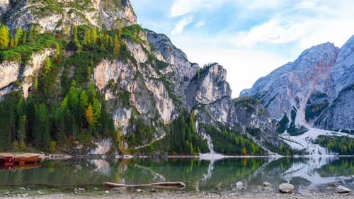 Un time-lapse au lac Lago Di Braies et au mont Seekofel en automne