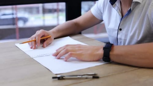 Ein Bauingenieur entwirft und bearbeitet Zeichnungen und analysiert die Struktur eines Projekts.