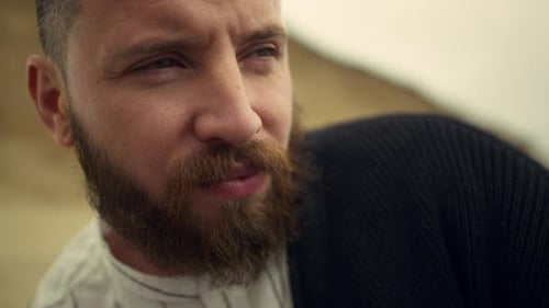Cara de hombre pensativo mirando lejos en el fondo de la naturaleza