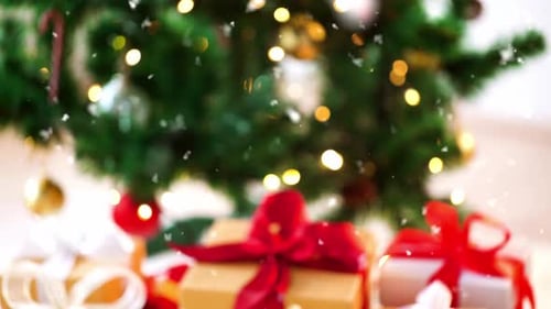 Couple qui sert des coupes de champagne à Noël