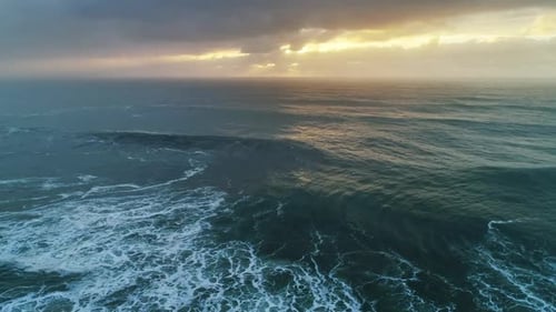 Luftaufnahme auf großen Wellen und Dramatisch Sonnenuntergangshimmel