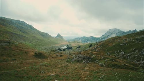 Gebirgstal mit Steinen
