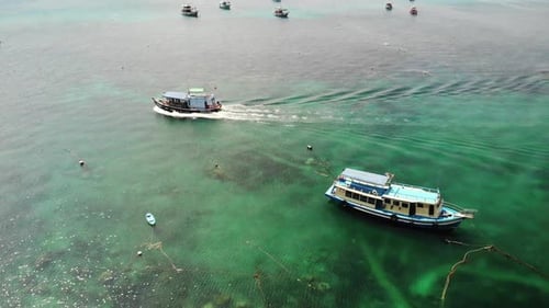 Tauchboote mit Ausrüstung im Meer. Motortauchboote mit Ausrüstung und Tanks schwimmen auf dem Blauen Meer