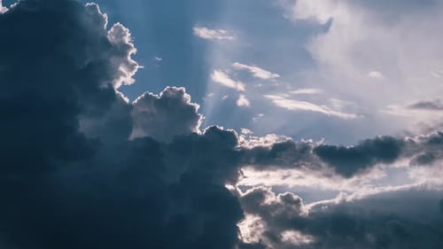 Ciel Théâtral, nuages et Laps de temps du soleil