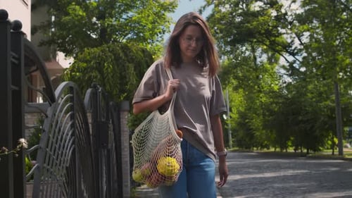 Mujer llevando comida en bolsa de hilo reutilizable
