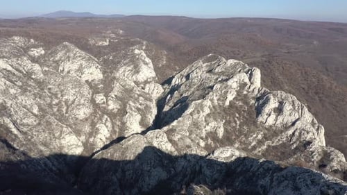 Vidéo par Drone 4K sur les montagnes et les collines infinies de l'est de