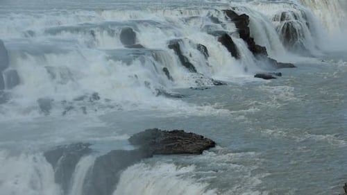 Cascade de montagne en Islande.