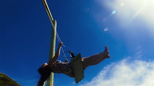 Femme sexy sur une balançoire
