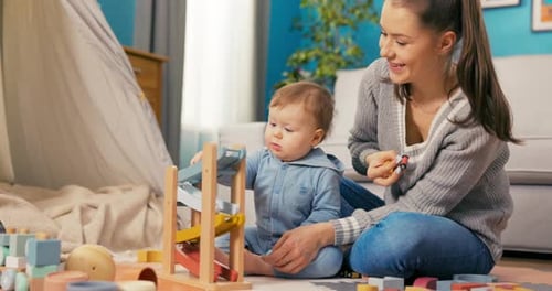 Une mère aimante et attentionnée consacre du temps libre à son seul enfant assis ensemble sur le
