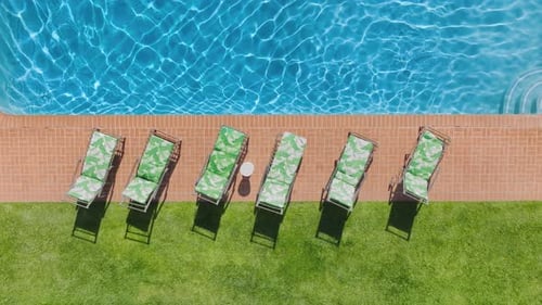 Filmmusik Luxus-Hotelresort, hellblauer Swimmingpool mit klarem Wasserantenne