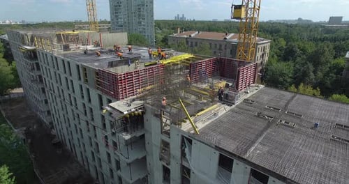 Ein Dach im Bau mit Arbeitern darauf