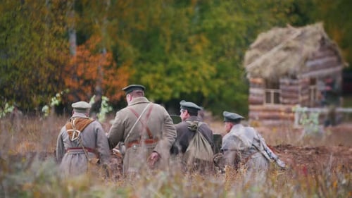 Ein Mann, Soldaten, der im Hinterhalt sitzt und Waffen hält - Militärische Ausbildung