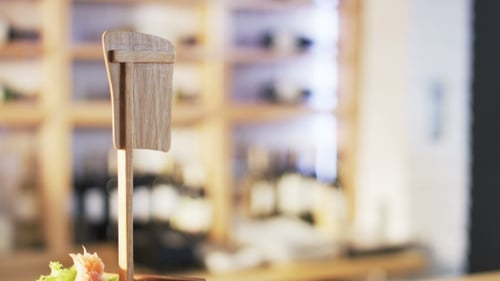 Sushi-Servieren auf einem Tisch