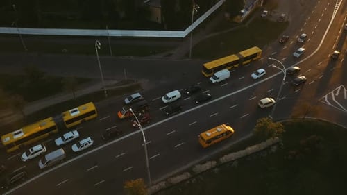 Verkehrsstaus während der Hauptverkehrszeit Staus Verkehrsstaus bei Sonnenuntergang