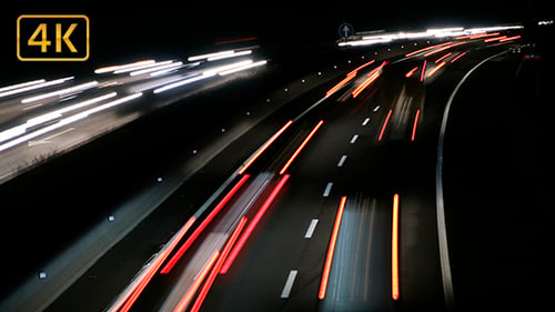 Voitures de circulation routière la nuit
