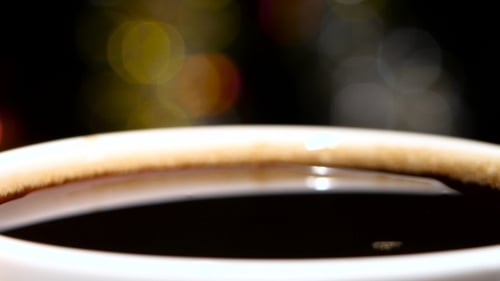 En una taza de café negro Drip Last Drop Drink