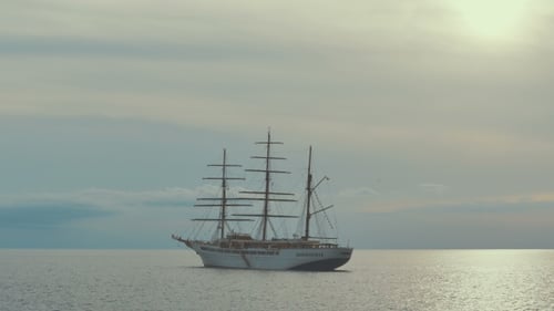 Großes Segelschiff auf dem Atlantik bei Sonnenuntergang. Kanarische Inseln. Spanien.