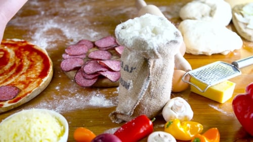 Teig für hausgemachte Pizza vorbereiten