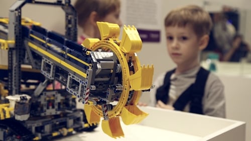 Detailed Construction Model with Rotating Wheel