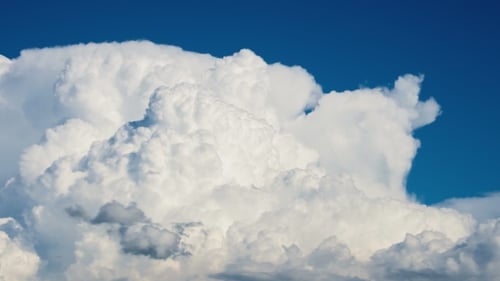 Cumuluswolken bilden sich an einem blauen Sommertag