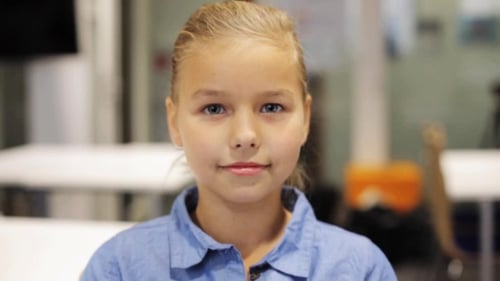 Bonne Fille Préadolescente Souriante à L'école 31