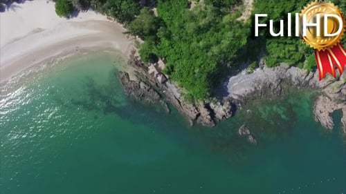 Luftaufnahme der Lagune mit Sandstrand, Sonnenschirmen