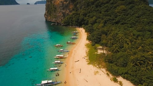 Tropischer Strand mit Booten, Luftaufnahme. Tropische Insel.