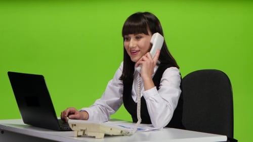 Mulher flerta abertamente com seu interlocutor no telefone