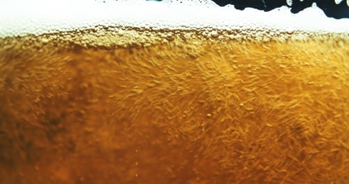 Glas voller Bier, langsam bewegende Blasen