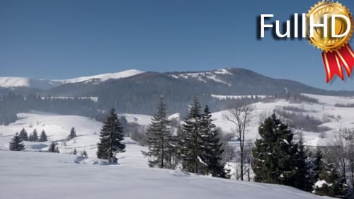 Blick auf den schneebedeckten Bergrücken
