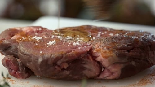 Preparing Seasoned Raw Meat for Cooking