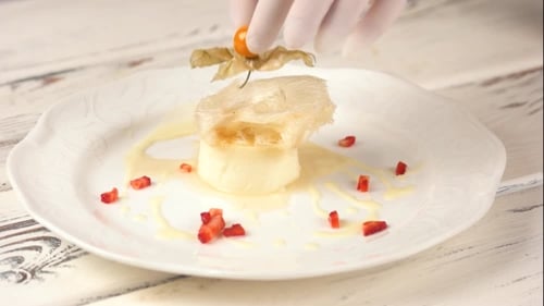 Flan décoré sur assiette.