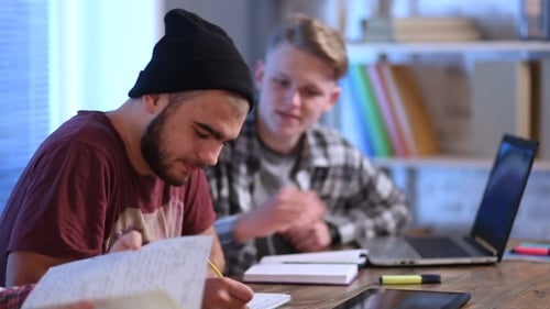 Groupe de jeunes étudiants étudiant ensemble à la maison