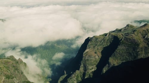 Luftaufnahme des Canyons und der Berge mit Wolken