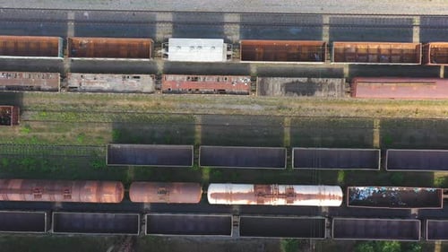 Voando acima dos vagões de carga na estação ferroviária
