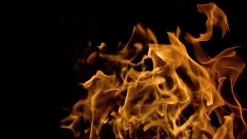 Flammes de feu sur fond noir