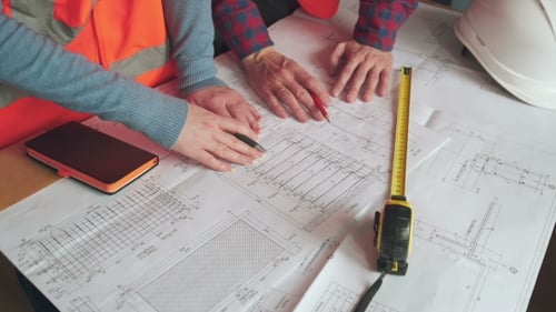 Team von Architekten, die im Büro arbeiten