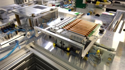 Robot travaillant en usine