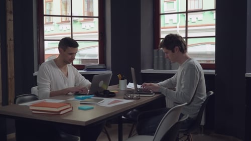 Deux informaticiens assis sur le lieu de travail.