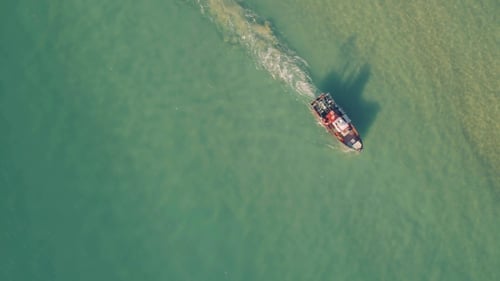 Fischerschiff benutzt Schleppnetz zum Angeln