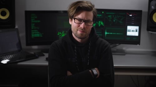 Hacker vilão olhos maliciosos olhando quando a câmera se move sobre ele, contra o trabalho de fundo