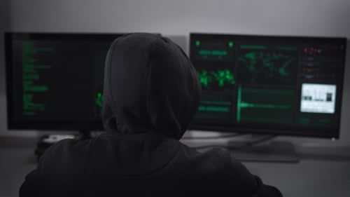 Visão traseira do hacker que está envolvido em ataques cibernéticos clandestinos ao servidor com o banco de dados