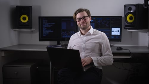 Blick auf eine fröhliche und durchdachte Programmierung, Büroangestellter, der an Ort und Stelle erstarrte. In seinen Händen
